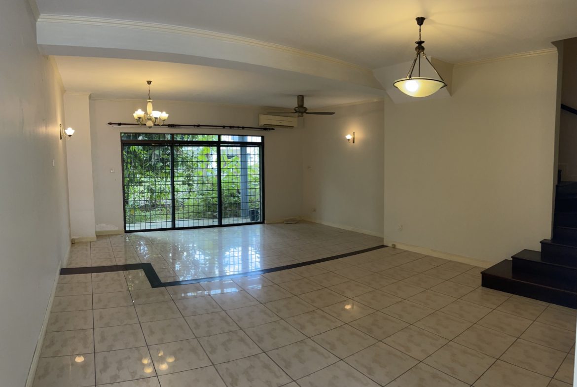 Beautiful 3 Storey TownHouse in City Centre