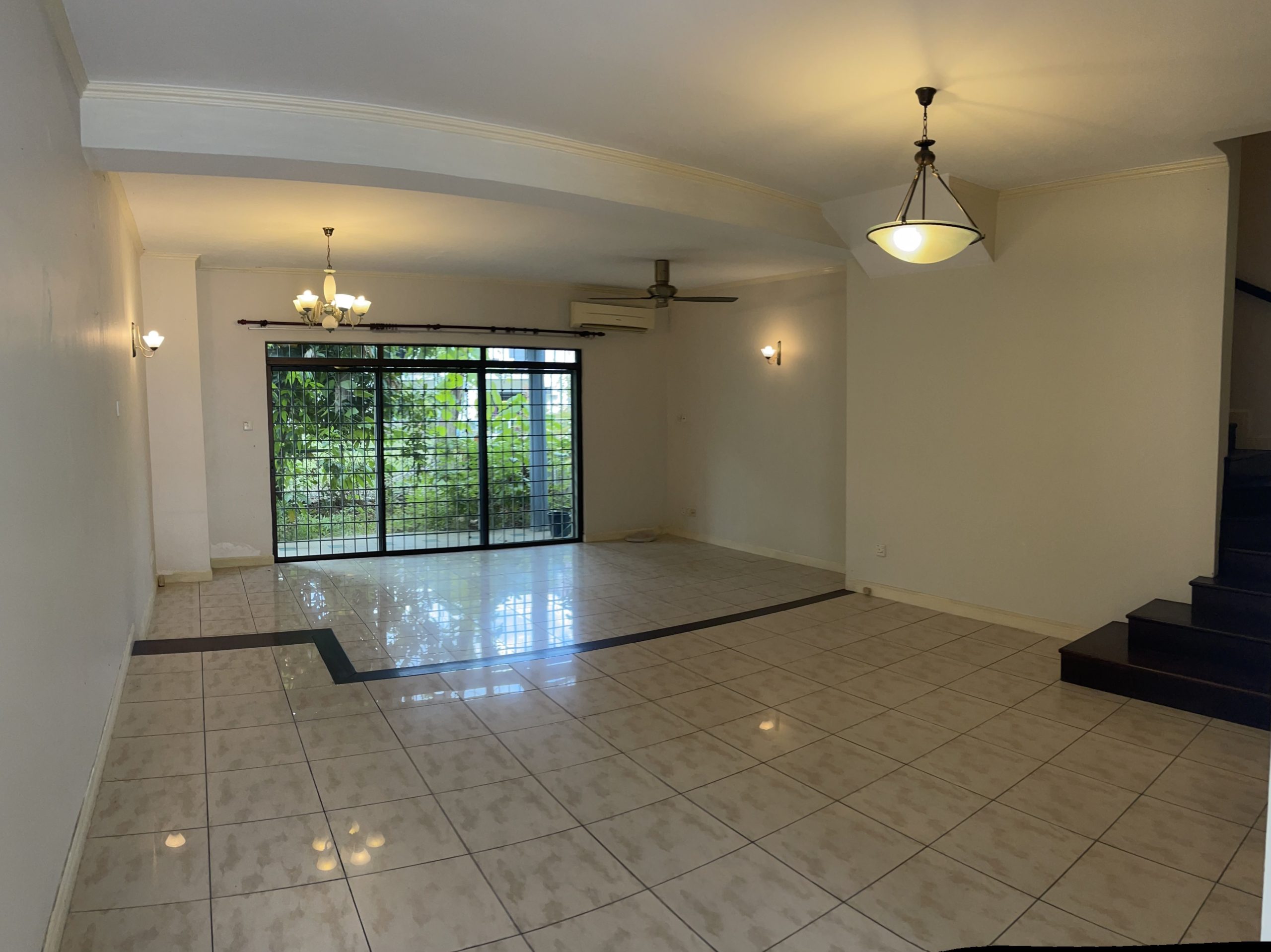 Beautiful 3 Storey TownHouse in City Centre