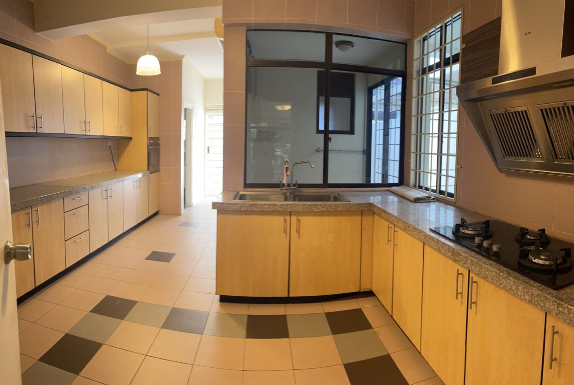Beautiful 3 Storey TownHouse in City Centre