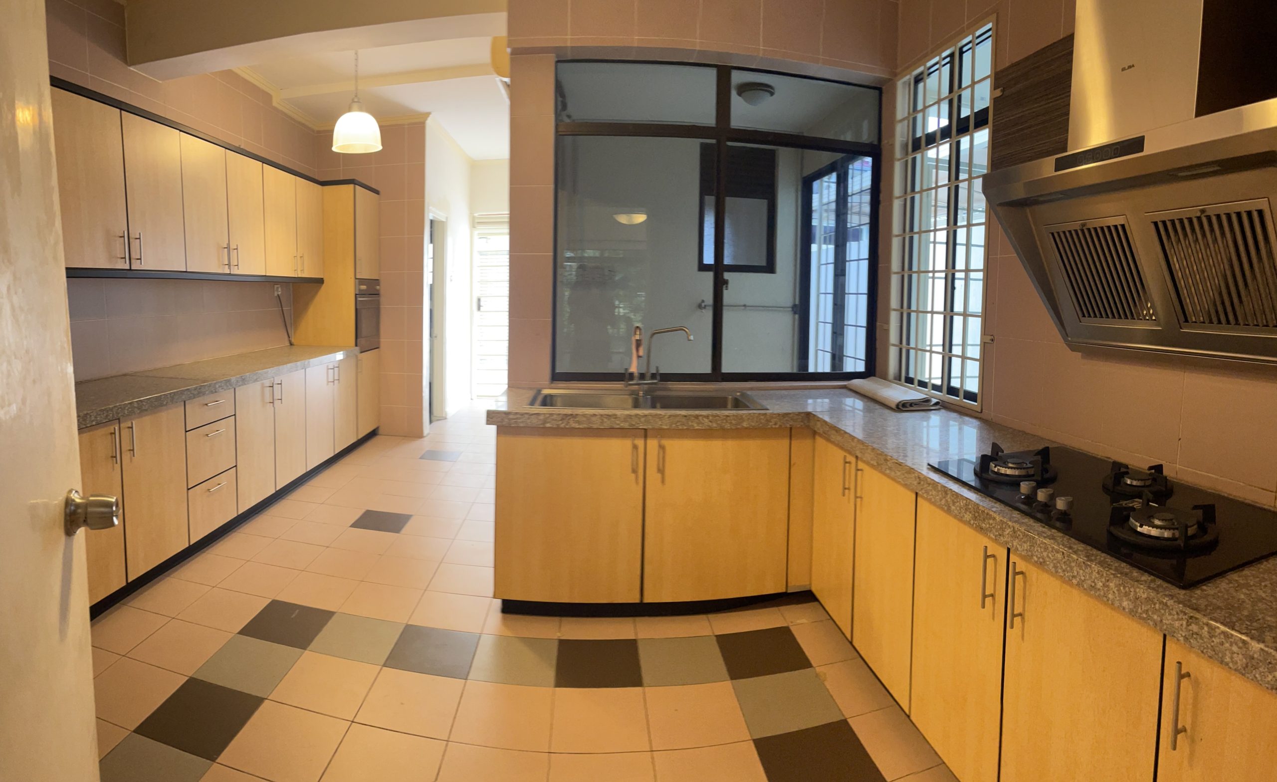 Beautiful 3 Storey TownHouse in City Centre