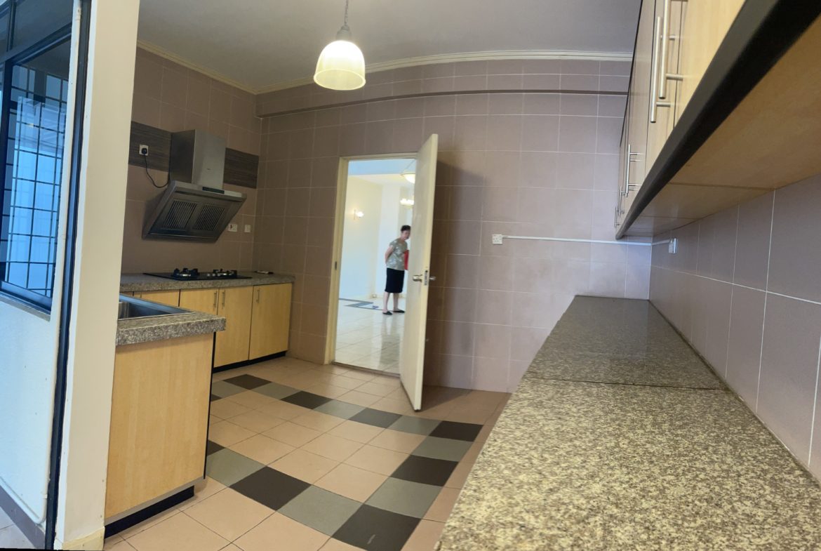 Beautiful 3 Storey TownHouse in City Centre