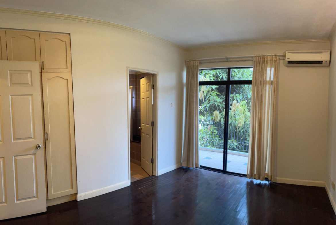 Beautiful 3 Storey TownHouse in City Centre