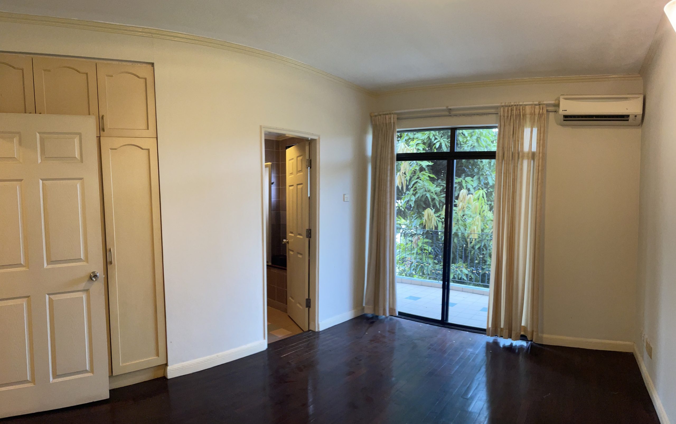 Beautiful 3 Storey TownHouse in City Centre
