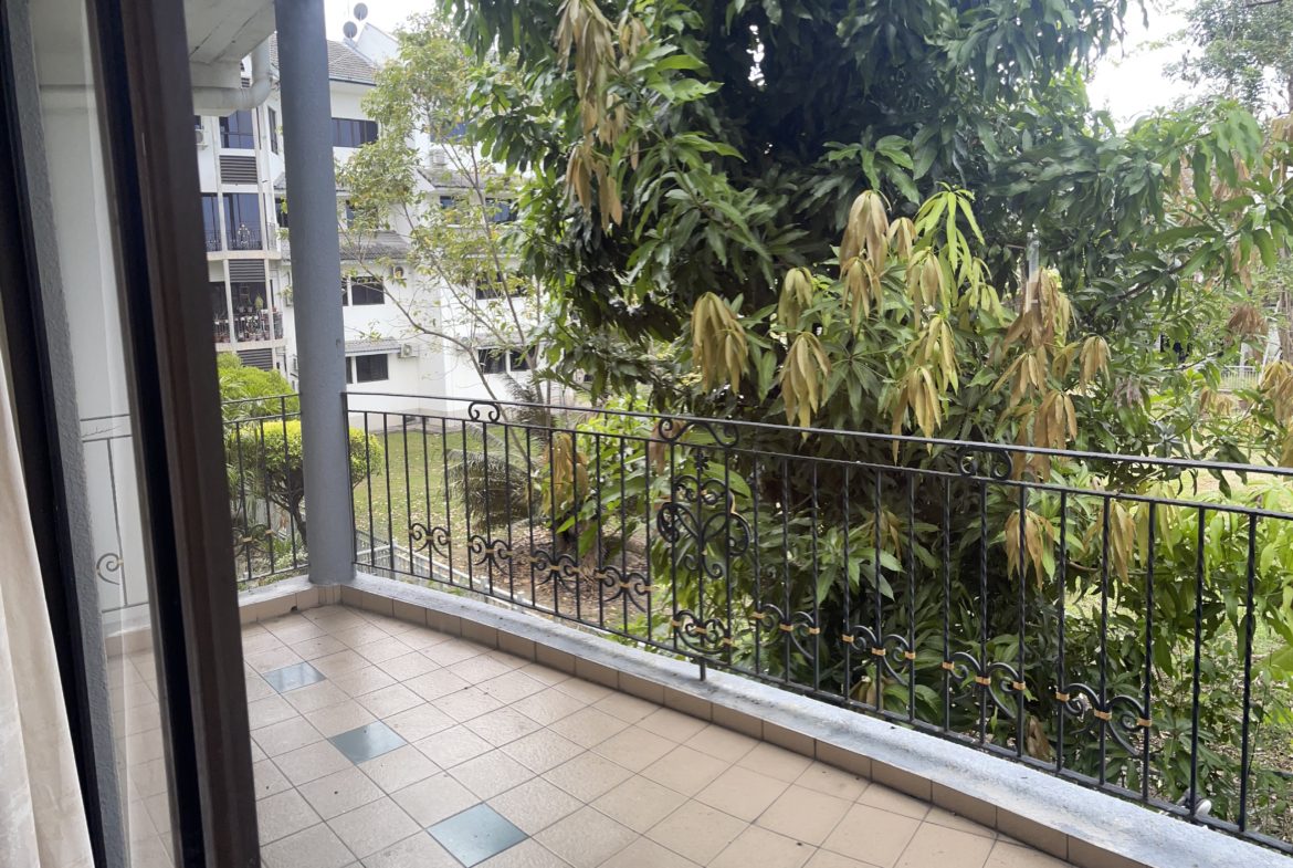 Beautiful 3 Storey TownHouse in City Centre