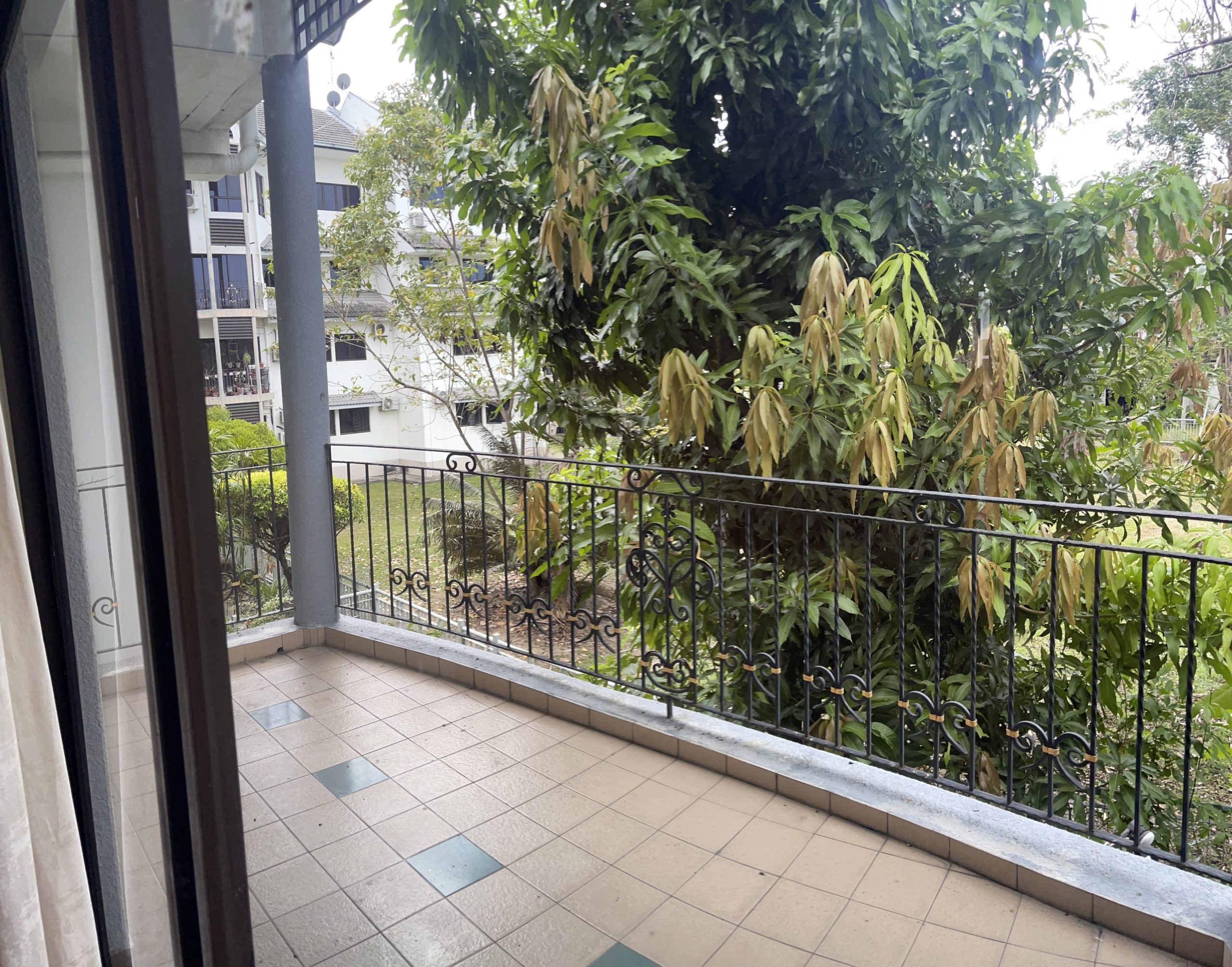 Beautiful 3 Storey TownHouse in City Centre