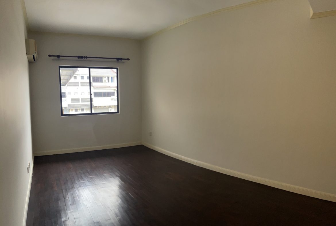 Beautiful 3 Storey TownHouse in City Centre