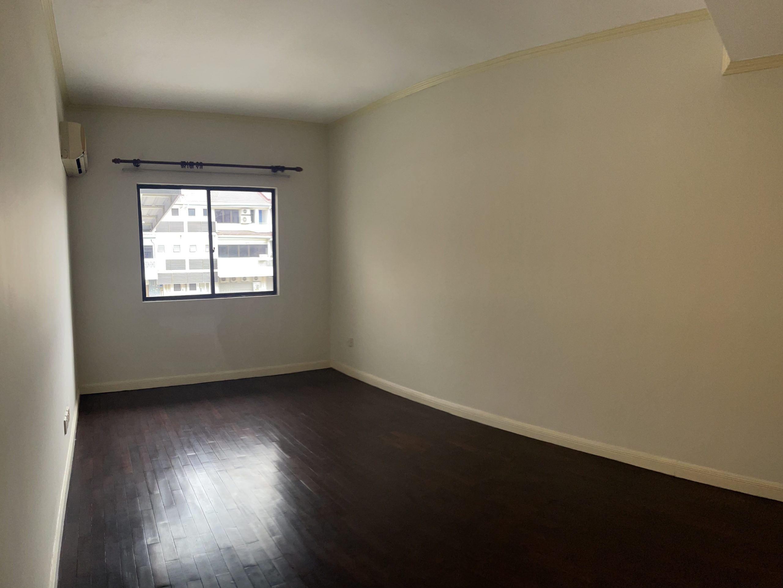 Beautiful 3 Storey TownHouse in City Centre
