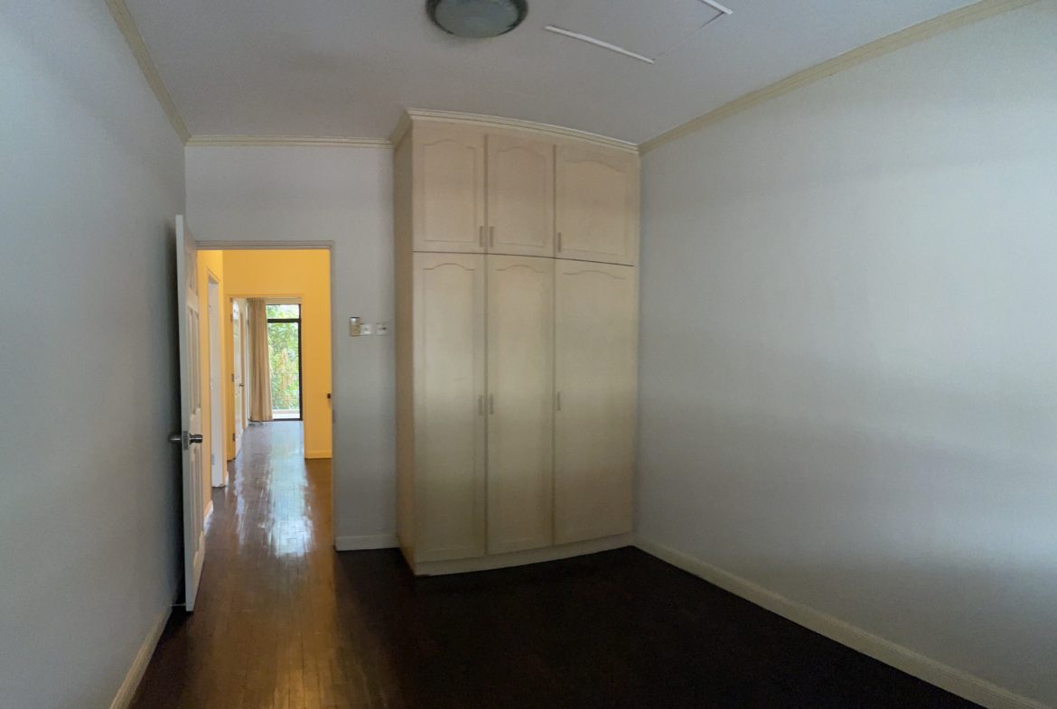 Beautiful 3 Storey TownHouse in City Centre