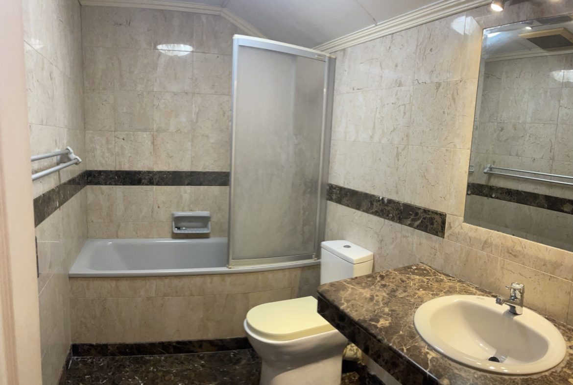 Beautiful 3 Storey TownHouse in City Centre