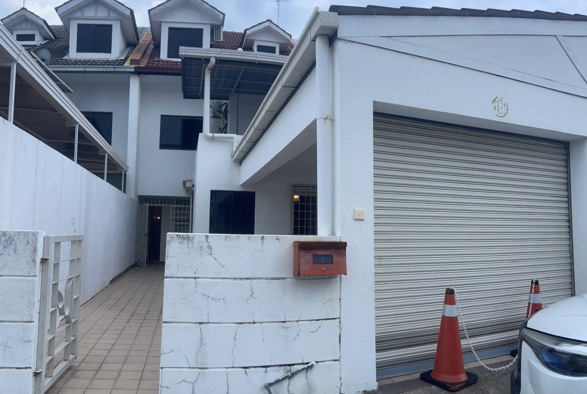 Beautiful 3 Storey TownHouse in City Centre