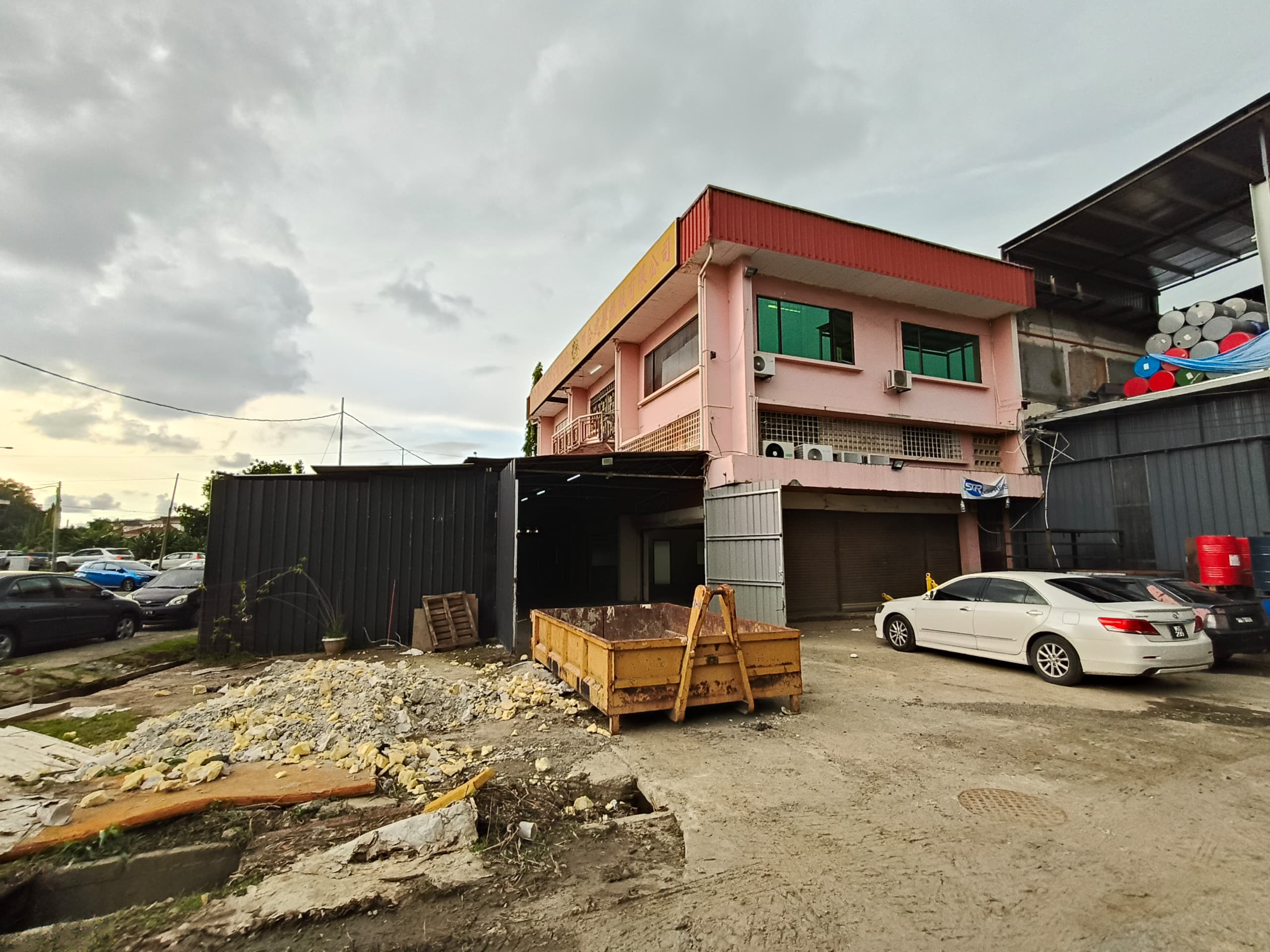 Bundusan Fu Guan Industrial Centre 3 Story Corner Unit Shop Lot For Rent
