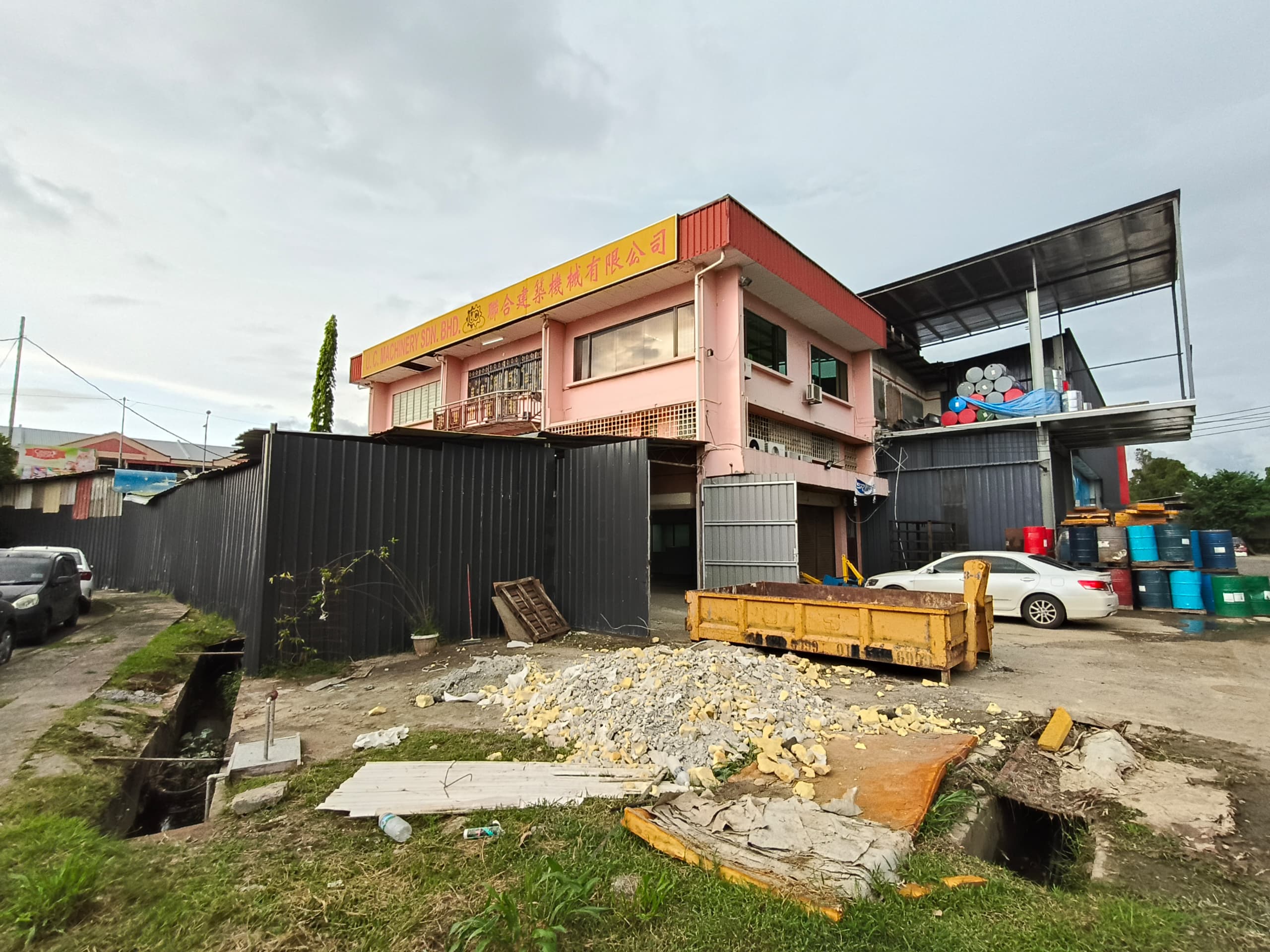 Bundusan Fu Guan Industrial Centre 3 Story Corner Unit Shop Lot For Rent