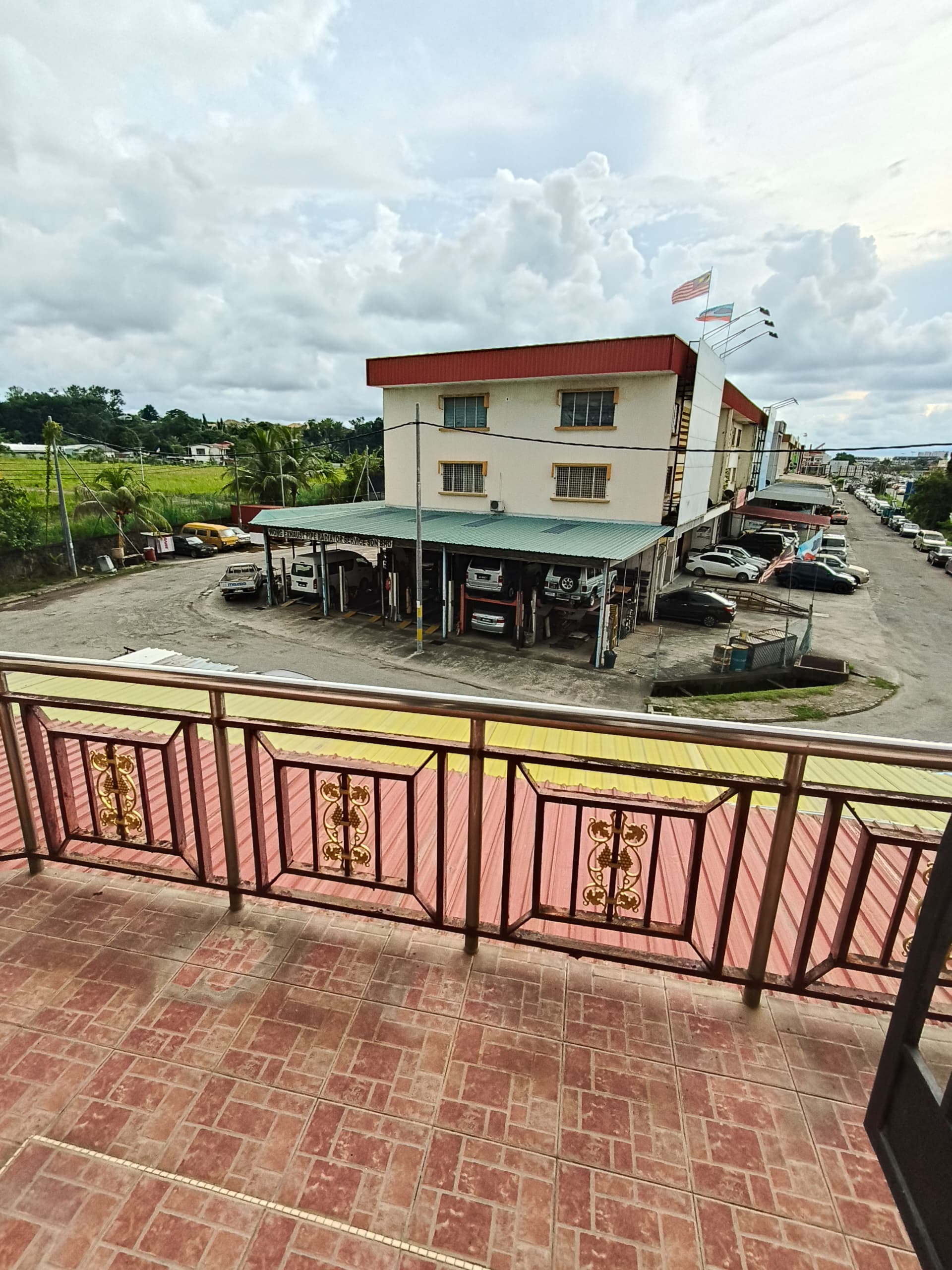 Bundusan Fu Guan Industrial Centre 3 Story Corner Unit Shop Lot For Rent