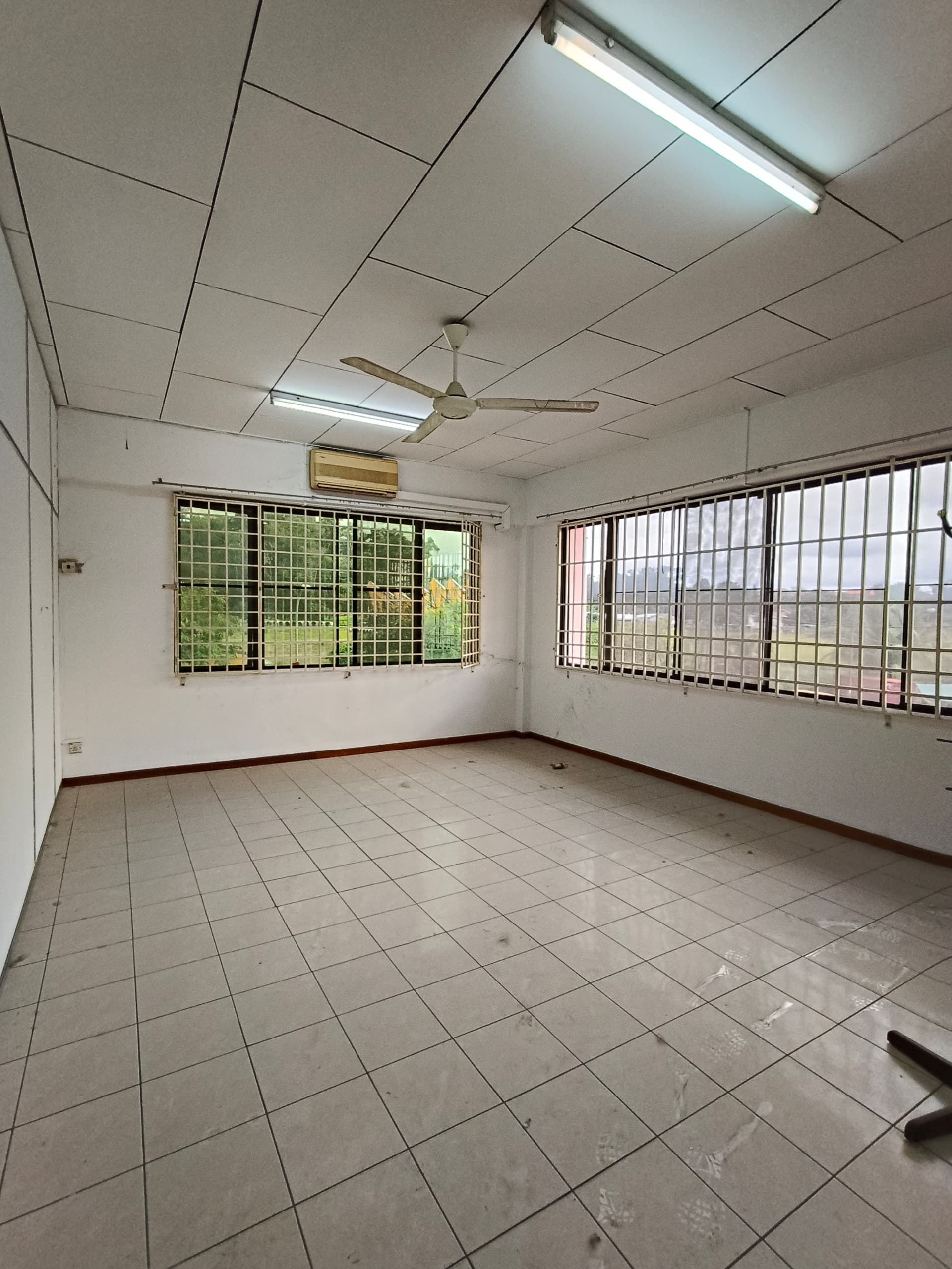 Bundusan Fu Guan Industrial Centre 3 Story Corner Unit Shop Lot For Rent