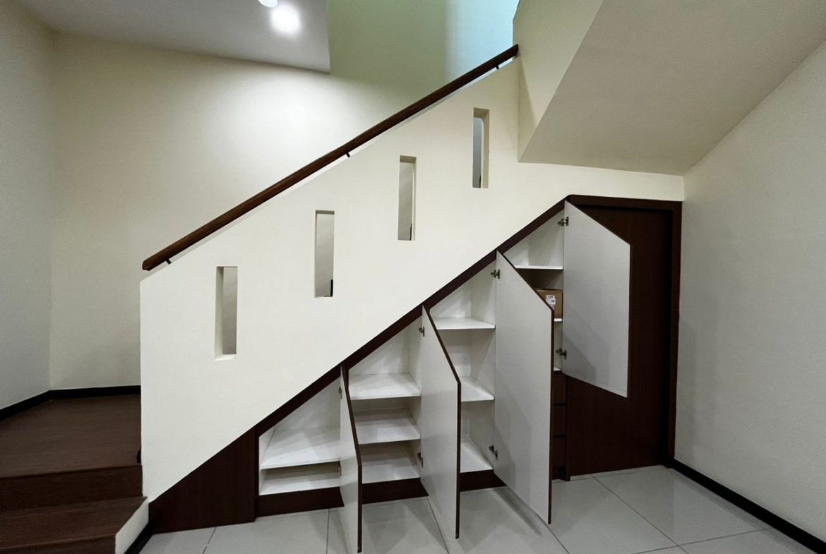 Penampang Taman Pertama Double Storey Semi D For Sale