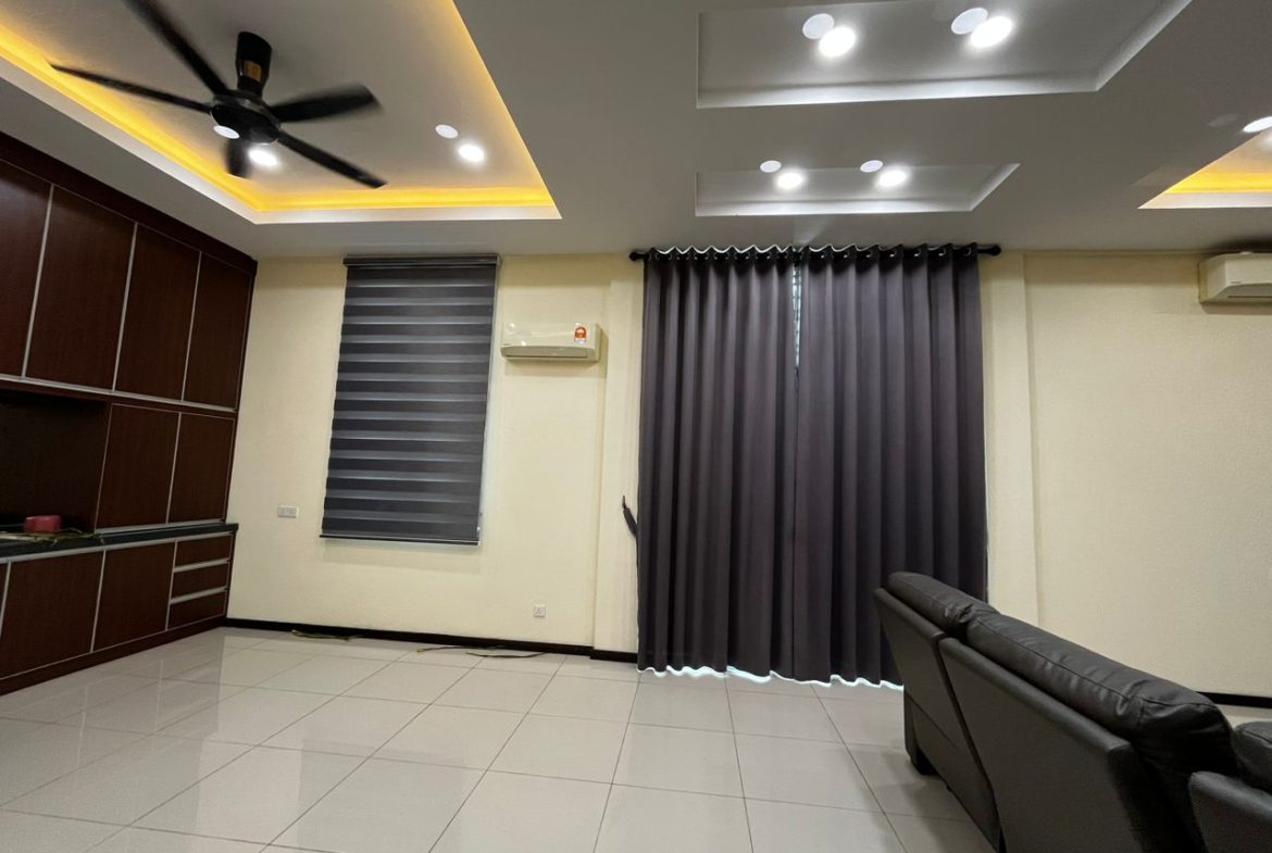 Penampang Taman Pertama Double Storey Semi D For Sale
