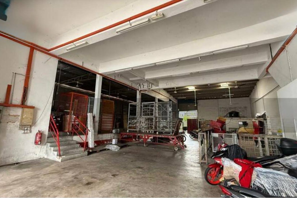 Taman Sri Yaacob 1.5Storey Corner Factory For Sale