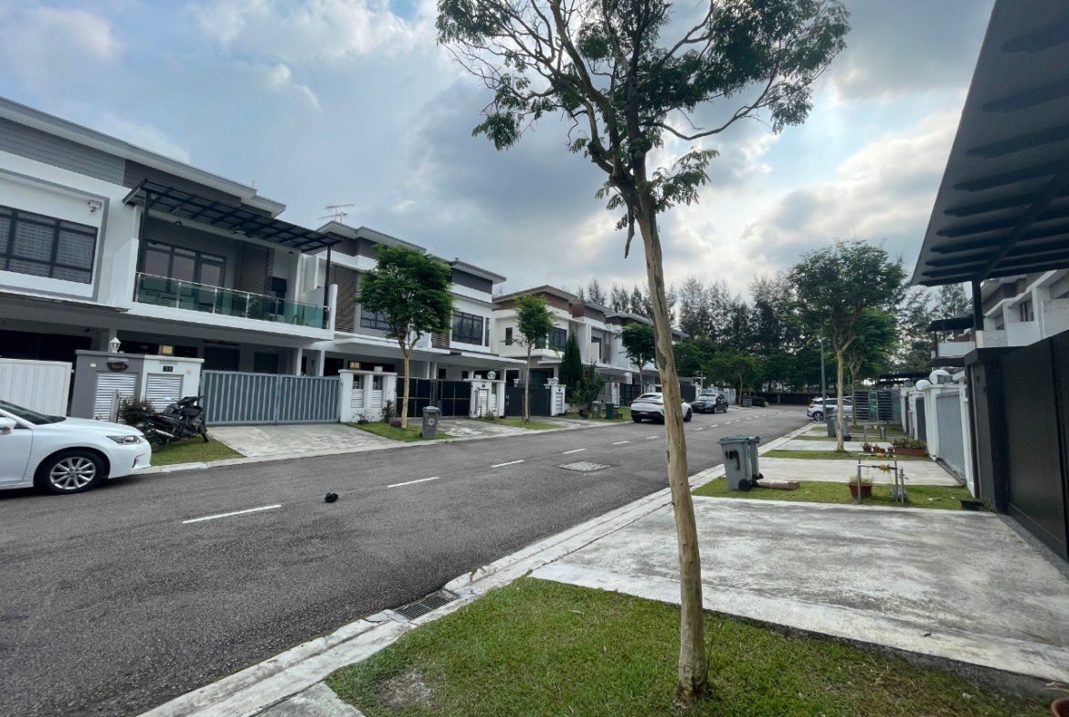 Horizon Hills The Valley West Double Storey Terrace with Partially Renovation House