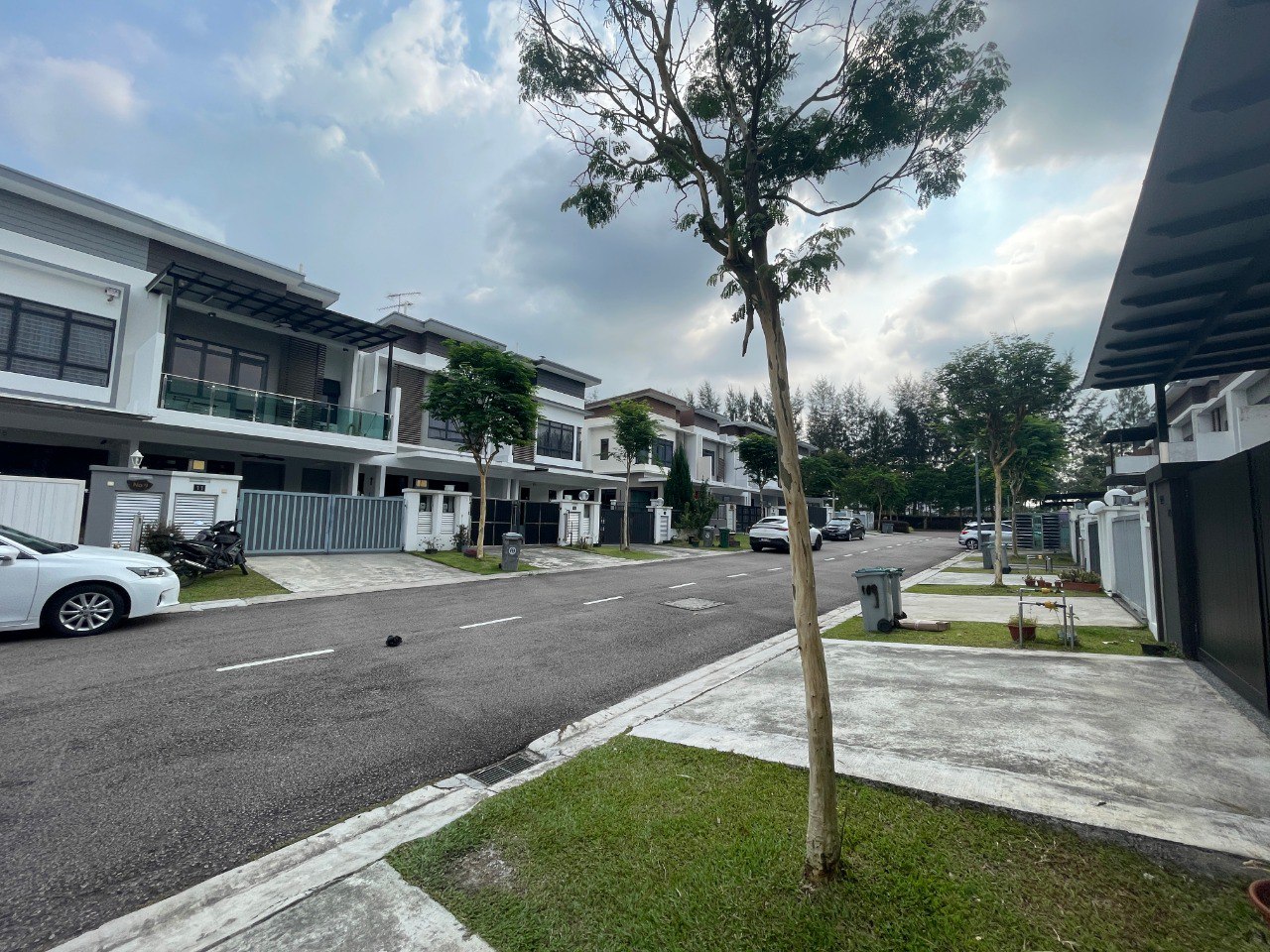 Horizon Hills The Valley West Double Storey Terrace with Partially Renovation House