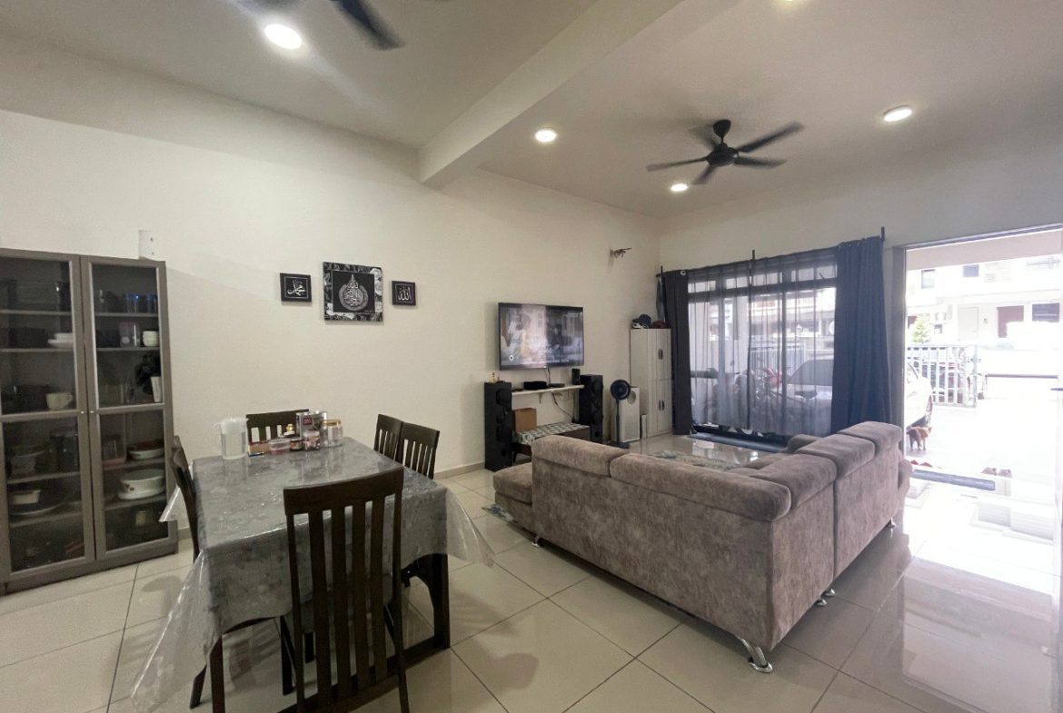 Horizon Hills The Valley West Double Storey Terrace with Partially Renovation House