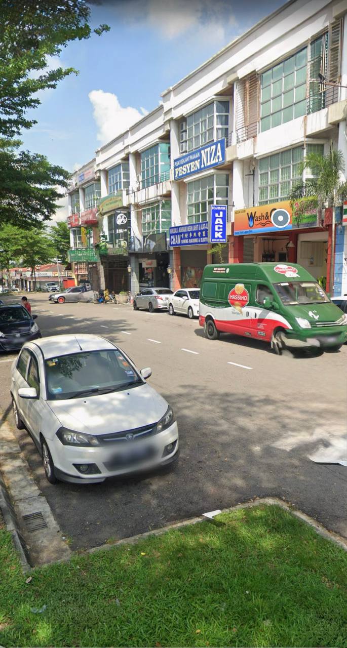Taman Perling Three Storey Shoplot at Jalan Undan Facing Main Road