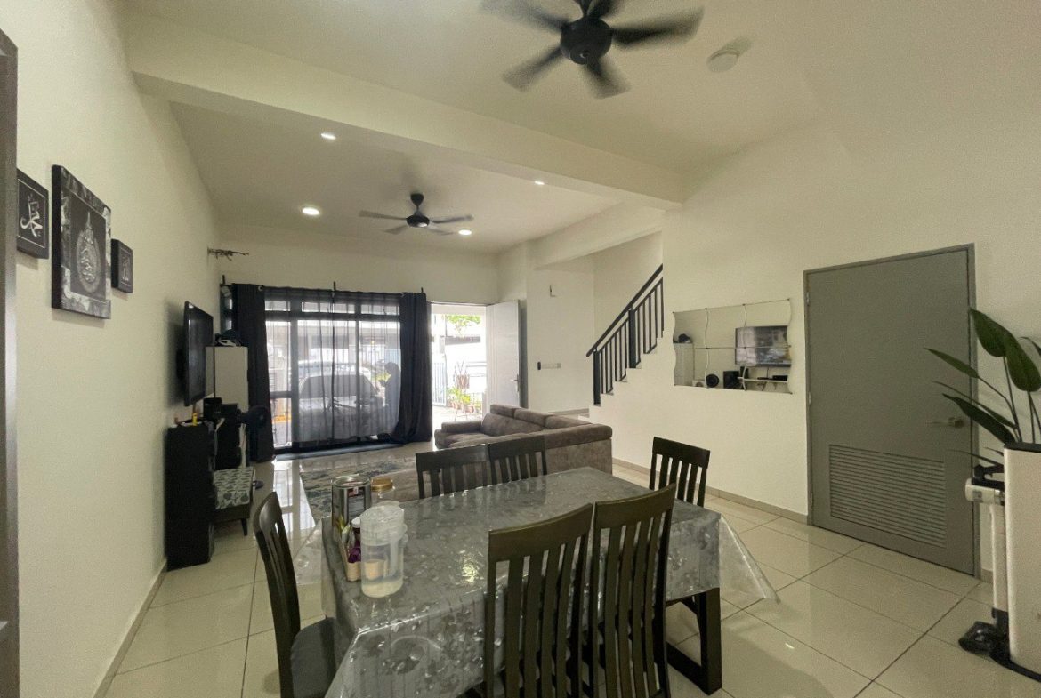 Horizon Hills The Valley West Double Storey Terrace with Partially Renovation House