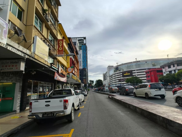 KK City Centre Point Sinsuran Kampung Air facing road 5 Storey Hotel Room For Rent