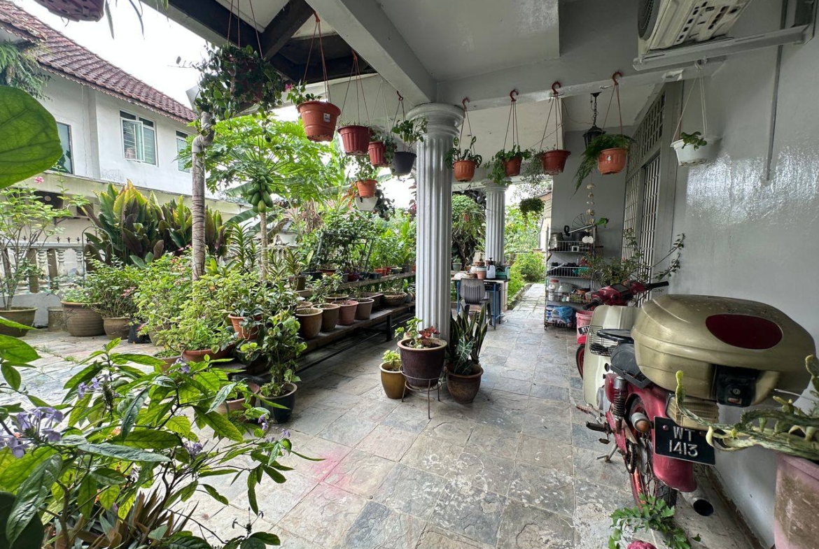 Taman Bukit Kempas / Double Storey Semi-D 40×100 / Below Market Price