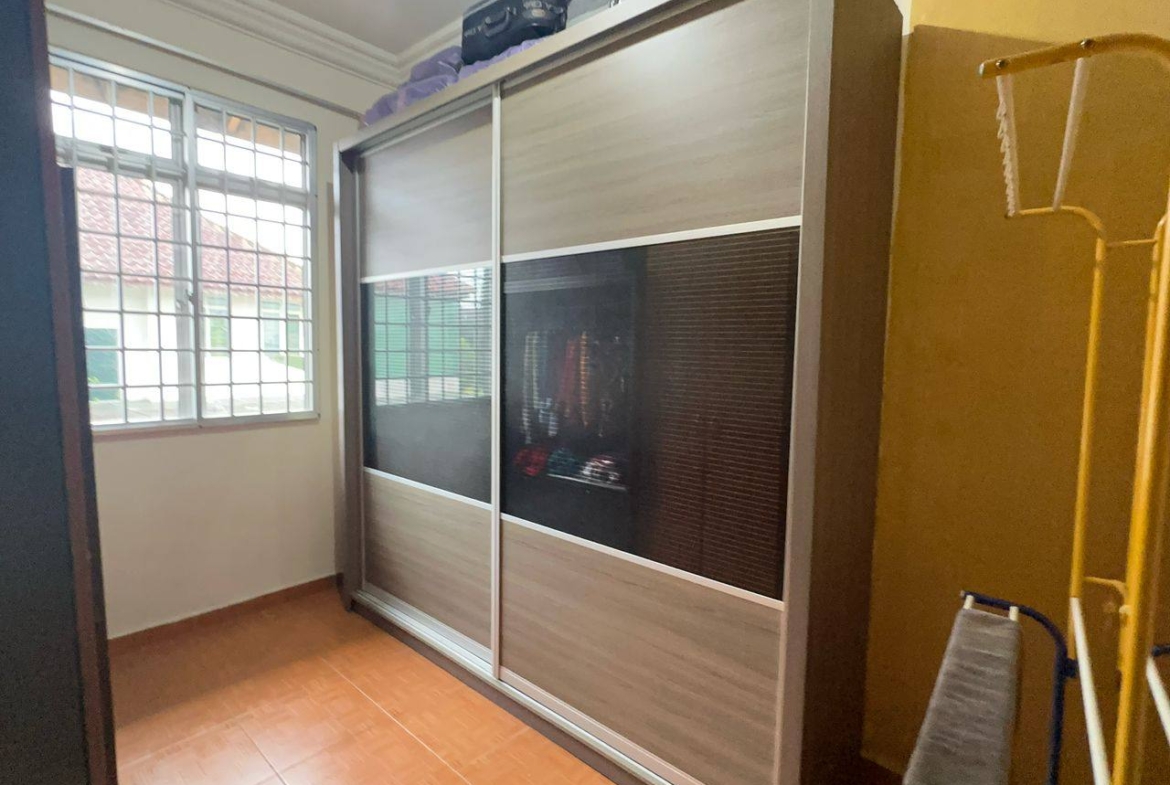 Taman Bukit Kempas / Double Storey Semi-D 40×100 / Below Market Price