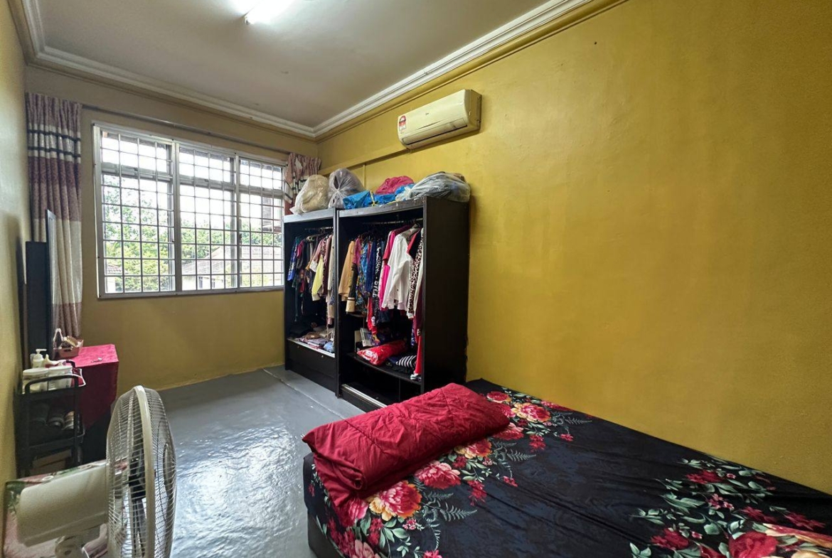 Taman Bukit Kempas / Double Storey Semi-D 40×100 / Below Market Price