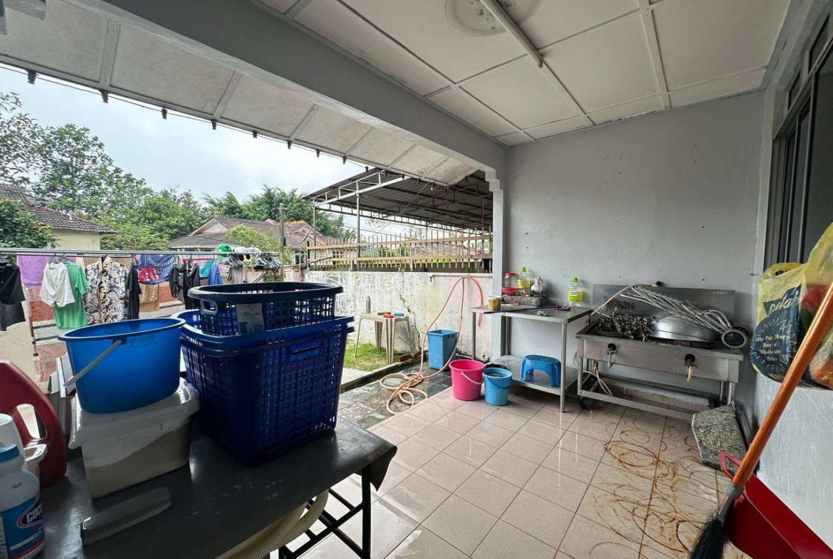 Taman Bukit Kempas / Double Storey Semi-D 40×100 / Below Market Price