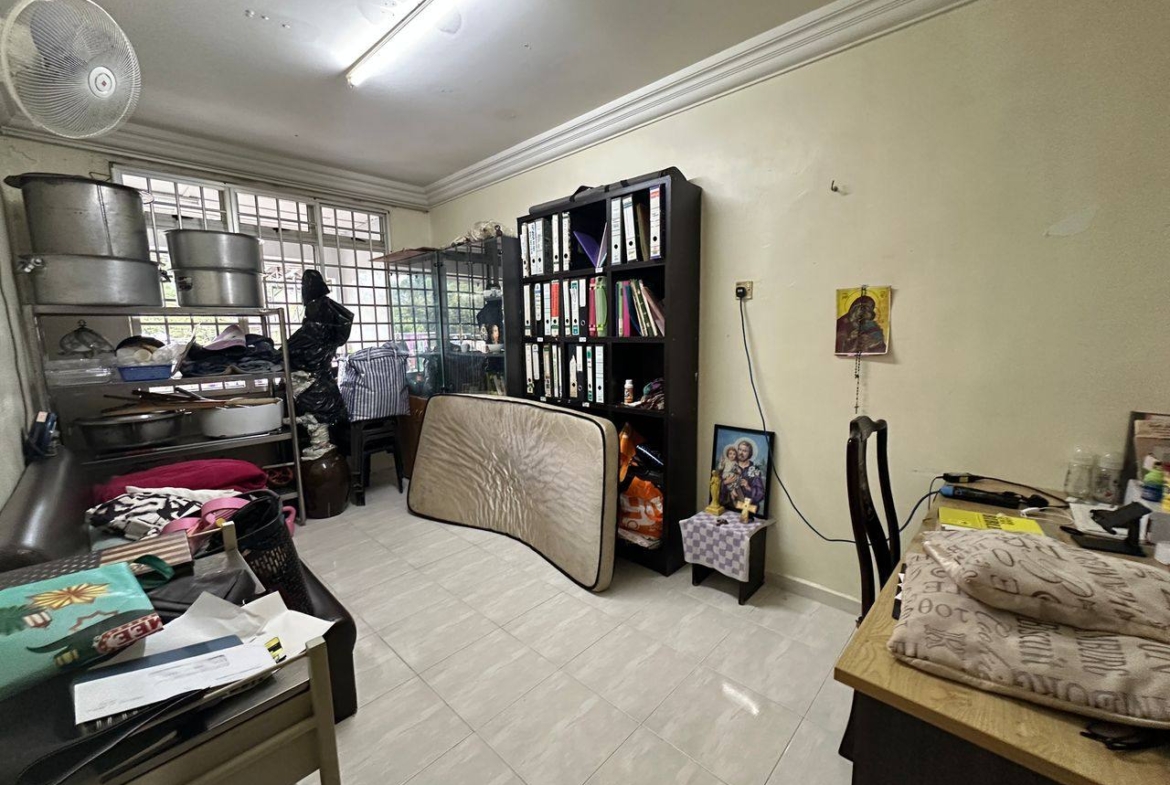 Taman Bukit Kempas / Double Storey Semi-D 40×100 / Below Market Price