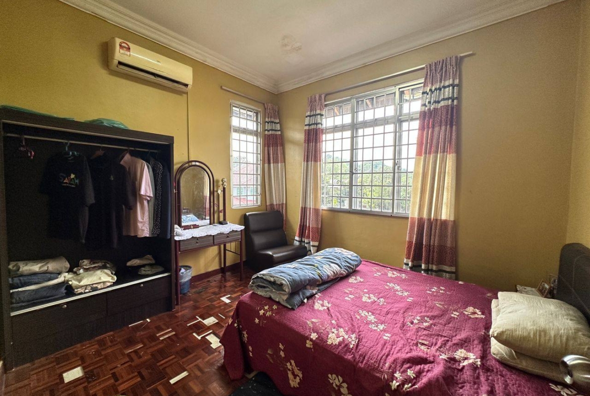 Taman Bukit Kempas / Double Storey Semi-D 40×100 / Below Market Price