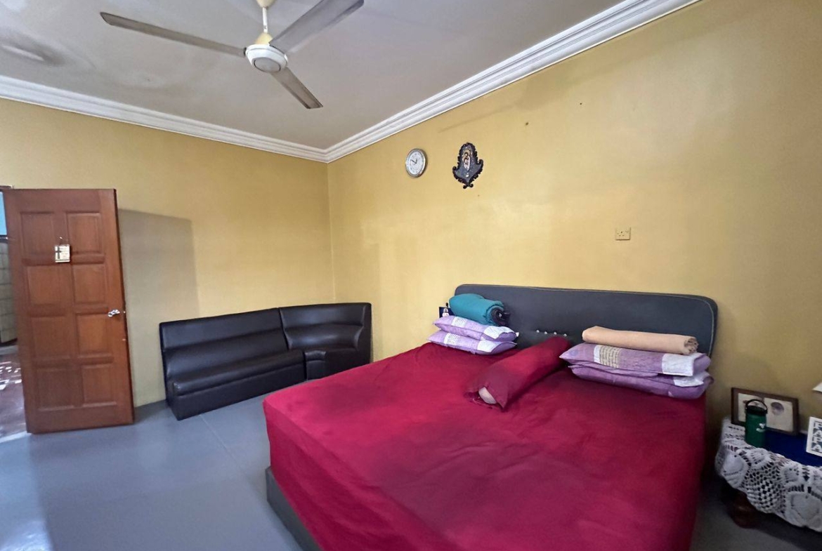 Taman Bukit Kempas / Double Storey Semi-D 40×100 / Below Market Price